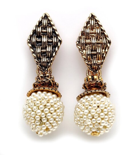AISHA PEARL EARRING