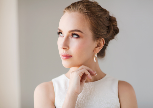 Beyaz Elbiseye Ne Renk Takı Takılmalı?