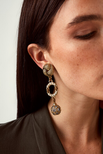 CLASSY EARRING