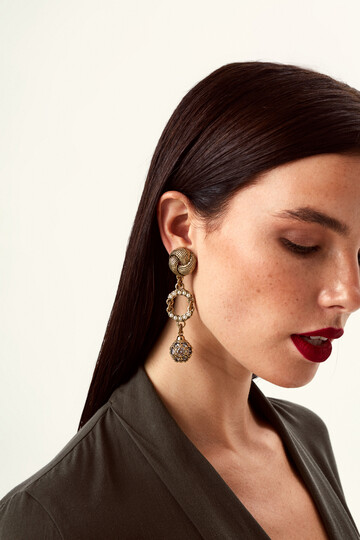 CLASSY EARRING